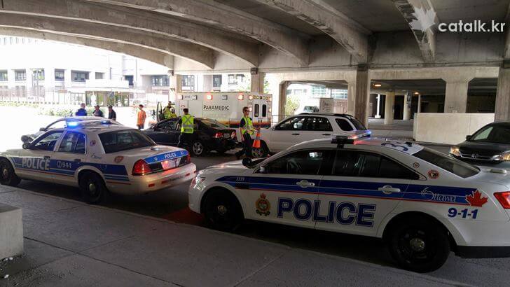 캐나다 교통 사고 발생 시 경찰관이 출동합니다.